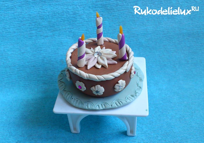 Шоколадный торт со свечами из пластилина