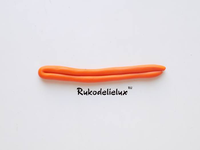 пластилиновый оранжевый жгутик пополам