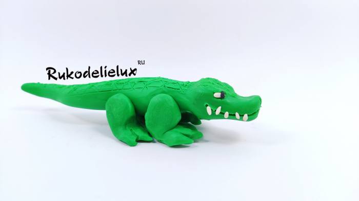 вид сбоку на крокодила из зеленого пластилина