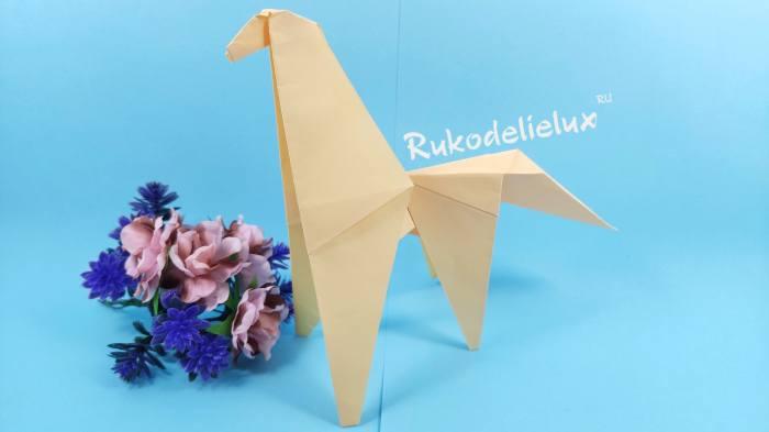 готовый стоящий конь из бумаги оригами