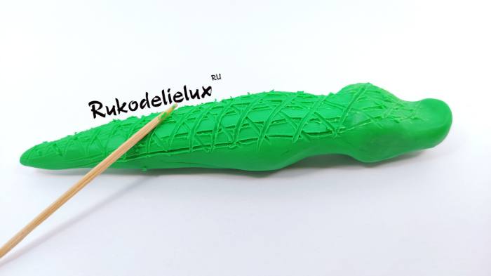 узоры кожи крокодила из пластилина