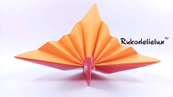 готовый красивый павлин в технике оригами