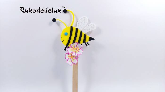 готовая пчелка на палочке в виде поделки из фоамирана