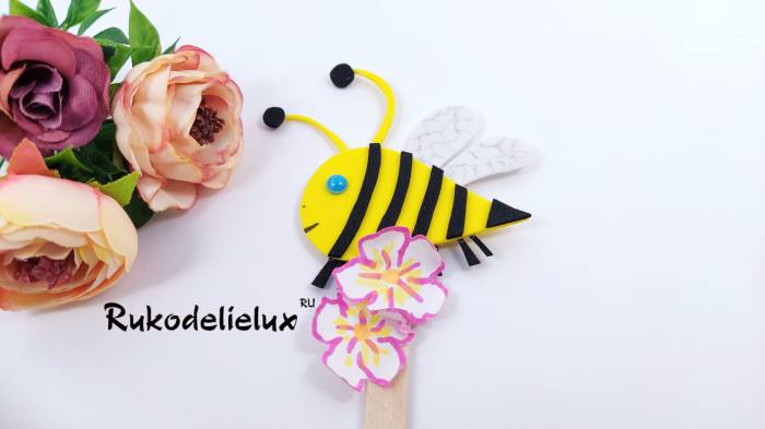 пчелка из фоамирана на палочке своими руками