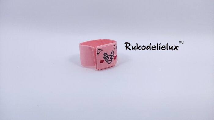 готовое бумажное кольцо свинка оригами